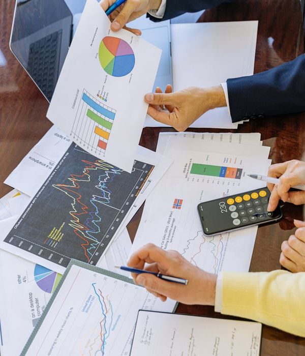 professional customer support representative assisting clients with investment fund analysis